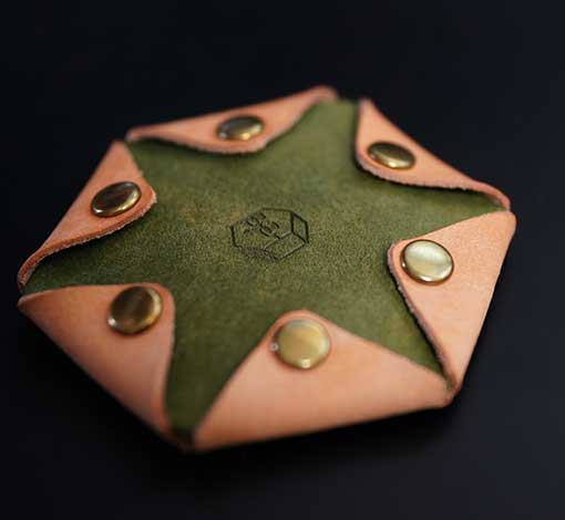 ボルトンケースの革と真鍮パーツ